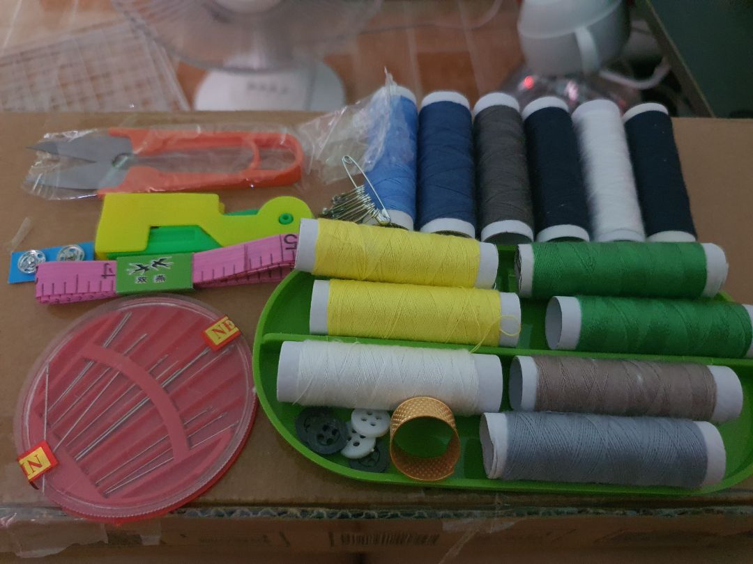 nhìn hình rất nhiều màu chỉ nhưng thực tế chỉ mấy màu và rất ít chỉ, mỗi cây kim khâu được tính 1 món nên nghe thì nhiều nhưng thực tế có vài loại nên ko làm được gì, thà shop bán giá cao hơn mà sản phẩm chất lượng thì sẽ hữu ích hơn