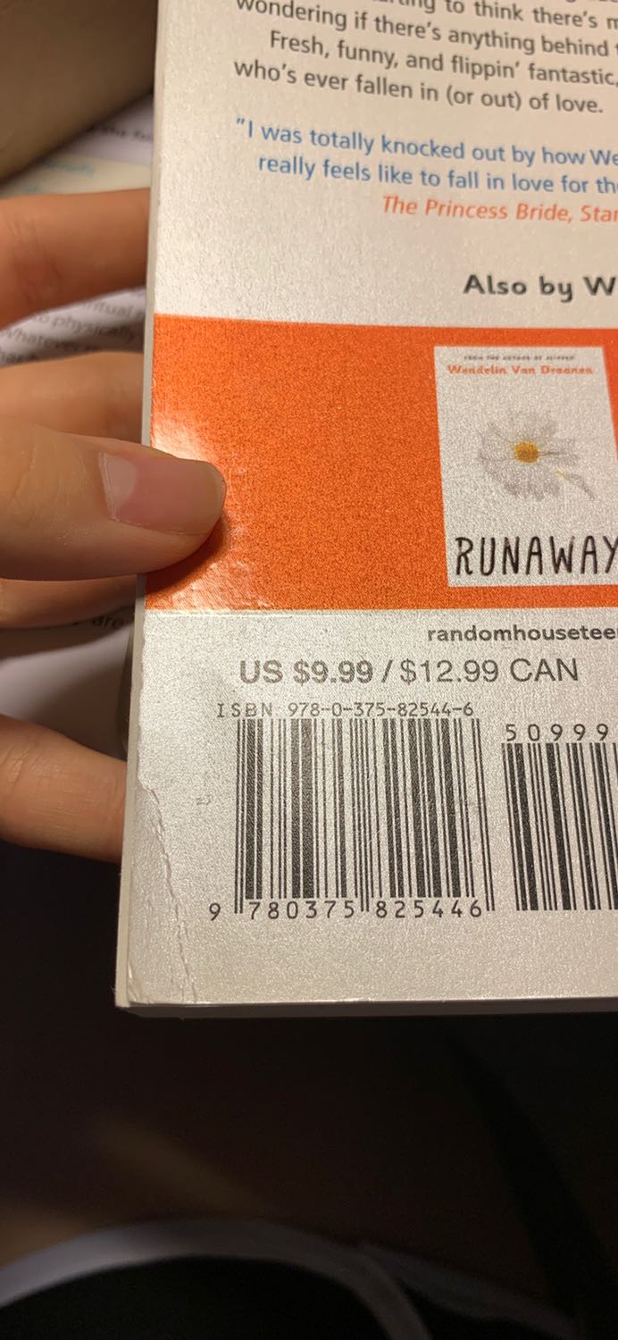 Nhìn mặt đầu sách khá OK nhưng mặt sau hơi bị nhăn, ko có bookcare , mình ko phải là người quan trọng mấy cái thứ bên ngoài này nên mình bỏ qua nhưng mình hơi thất vọng khi giao hàng là trên hộp hàng còn dính bã kẹo cao su, thật sự rất là gớm. Mình chụp ở đây có một chút thôi chứ phần bã kẹo còn lại dính hết vào tay với xe mình