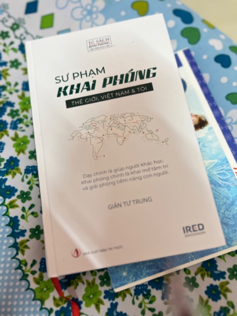 Có dịp biết đến nhà hoạt động giáo dục Giản Tư Trung qua Vietcetera và thực sự thích cách thầy truyền đạt tư tưởng giáo dục đến người nghe đúng là dễ hiểu và cô đọng. Hãy đọc và cảm nhận cuốn sách dành cho tất cả những ai đang quan tâm về giáo dục.