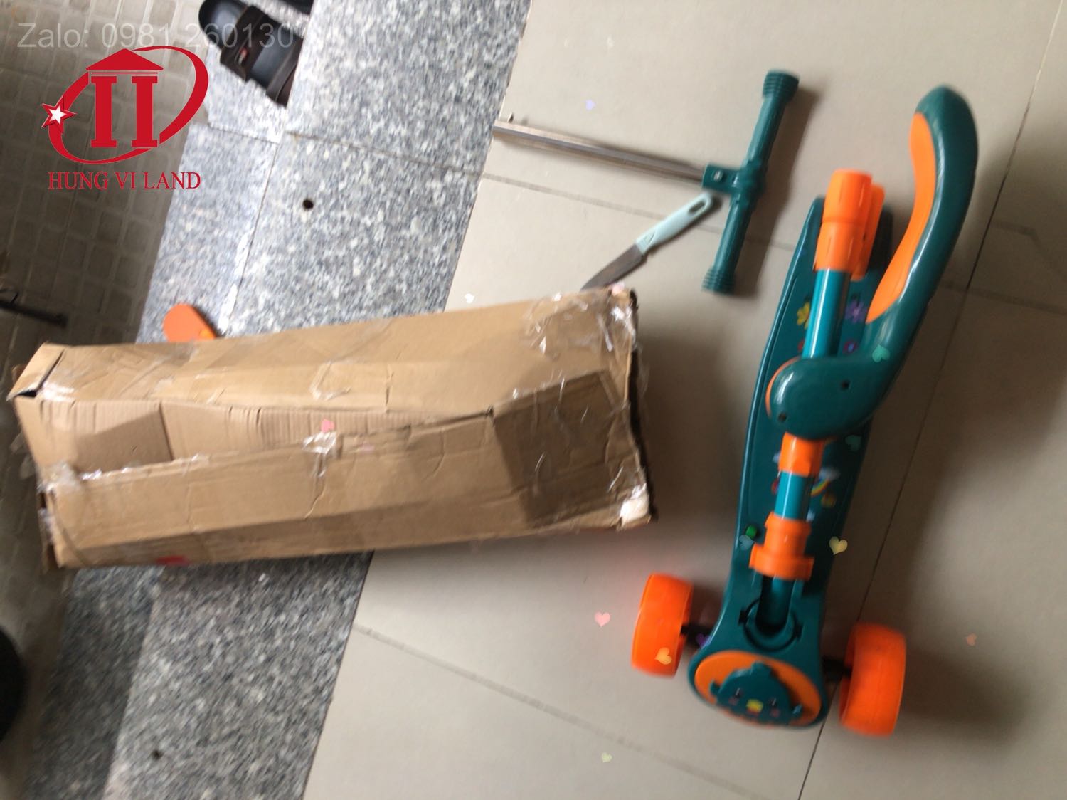 Trải nghiệm ko vui:

Đợi giao 7 ngày. 
Sản phẩm đóng gói đơn giản - nhìn như giao đồ đã dùng rồi. Trầy nhẹ (ko vui)
Ko cho sẳn pin - khui ra bé thích nhưng lại đợi đi mua pin

Dùng như thế nào thì chưa biêta