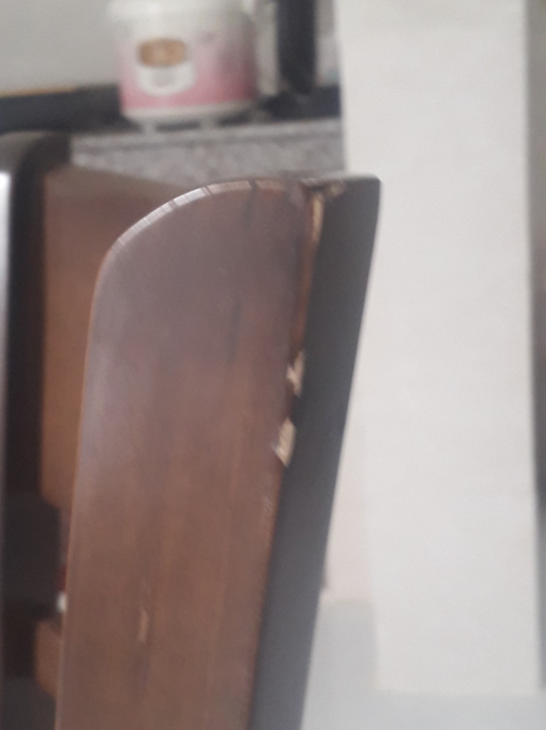 Bộ bàn ăn nói trên khi giao hàng về tận nhà tôi thì sản phẩm bên cty đã bị trầy xước, gãy nát. Một số ghế cũng bị lung lây các hạng mục. Vì vậy tôi yêu cầu phía công ty đổi bộ khác để tôi kịp sử dụng. Cảm ơn