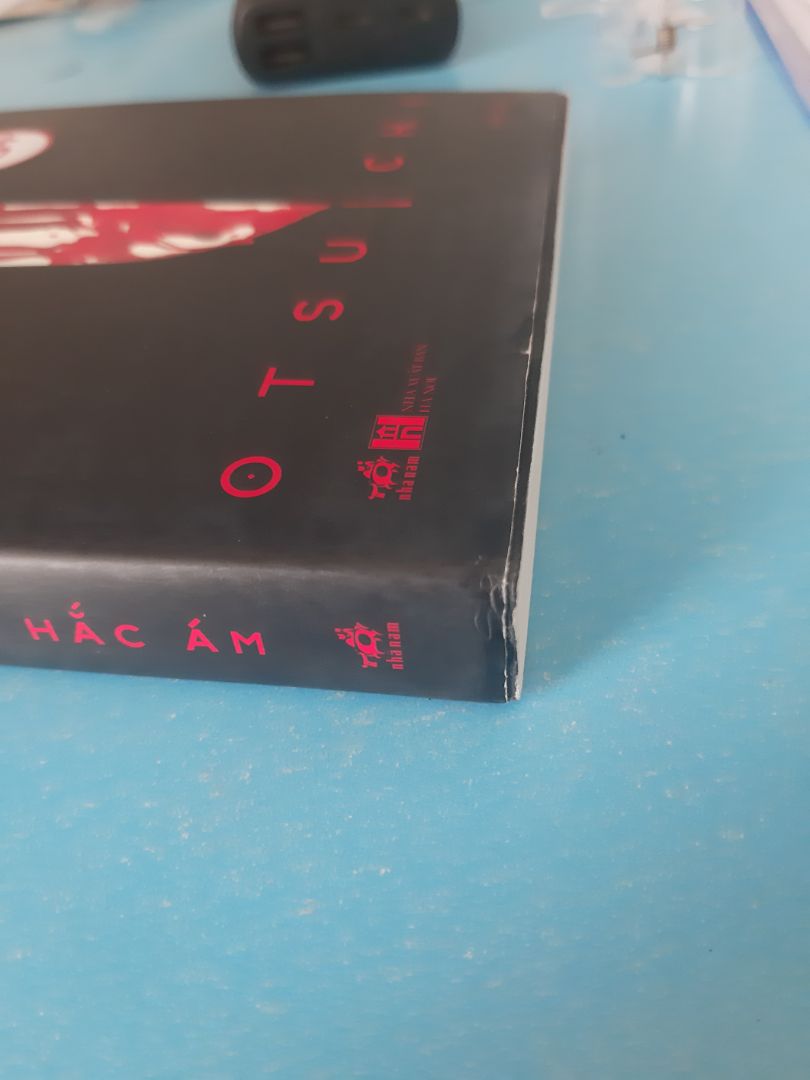 Tiki đóng gói ẩu cực kì , đây là lần đầu mình mua sách ở Tiki nhưng quá là thất vọng , sau này mình sẽ hạn chế mua sách ở Tiki.
Đóng gói kiểu gì mà chỉ có 1 thùng carton ở ngoài thôi , không có chống sốc gì hết nên sách mới bị gãy góc , lỗi (như ảnh) vậy thôi.
Ngoài nhưng vấn đề đó ra thì sách cũng không được bảo quản tốt nữa , cũ , trầy xước bìa 
Đang dịch nên mình bỏ qua việc ship hàng lâu hơn tháng 1 nên 1* là dành cho chất lượng sách và cách đóng gói hàng của Tiki.