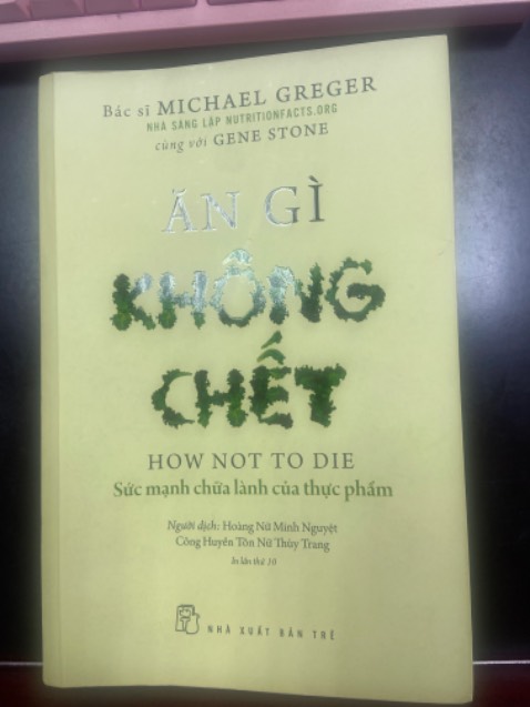 Giao hàng nhanh, sách đẹp 750 trang trong đó 200 trang là tài liệu tham khảo.
Sách rất hay hữu ích để mỗi cá nhân có thể biết cách tự xây dựng chế độ ăn lành mạnh tốt cho sức khoẻ và nếu có bị bệnh cũng có thể tự điều trị bằng lối sống mà không cần thuốc.
Tuy nhiên sách của tác giả người Mỹ viết cho người Mỹ nên không phù hợp với các món ăn Việt Nam. Nên linh động điều chỉnh theo phong tục lối sống của người Việt khi áp dụng.
Chúc mọi người tìm được quyển sách hữu ích