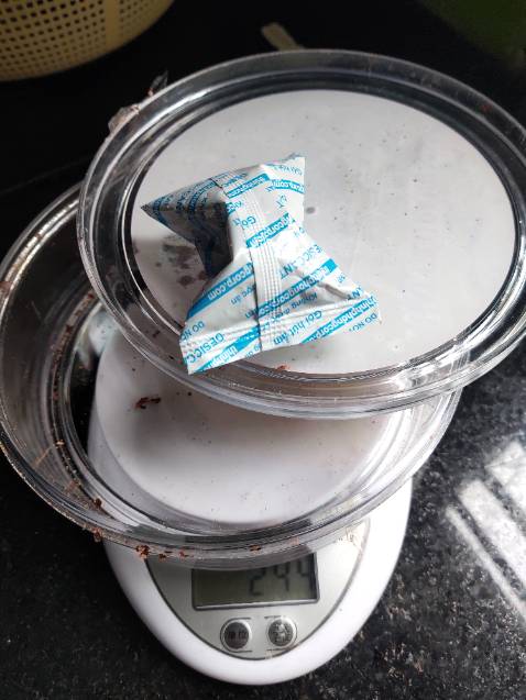 Mua hũ hạt điều 500g, về thấy hạt khá to, nhìn kĩ và kiểm tra thấy phần hộp nhựa siêu dày. Hũ hạt 518g mà cân riêng vỏ nhựa + túi hút ẩm 245g. Hạt điều còn 273g. Mọi người lưu ý tránh bị trò *** này