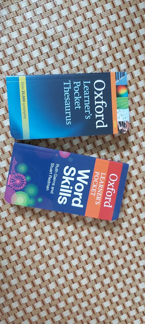 - Tiki giao nhanh, đóng gói kĩ, cho đến giờ mình vẫn chưa gặp phải trường hợp đáng tiếc nào nên vẫn tin tưởng mua sách của Tiki.
- Giá cả tất nhiên mềm hơn ra nhà sách mua nè.
- Hình thức: màu tươi, bìa mới, chữ rõ nét. Độ dày tương đương các Oxford Pocket khác.
- Nội dung: Từ đơn/ghép theo thứ tự Alphabet: mỗi từ có nhiều hơn 5 từ "gần" nghĩa và khoảng 1, 2 từ trái nghĩa; cách sử dụng/phân biệt chúng (từ đó và các từ "gần nghĩa với chúng") tùy theo ngữ cảnh; các từ đi kèm với chúng để tạo thành collocations.