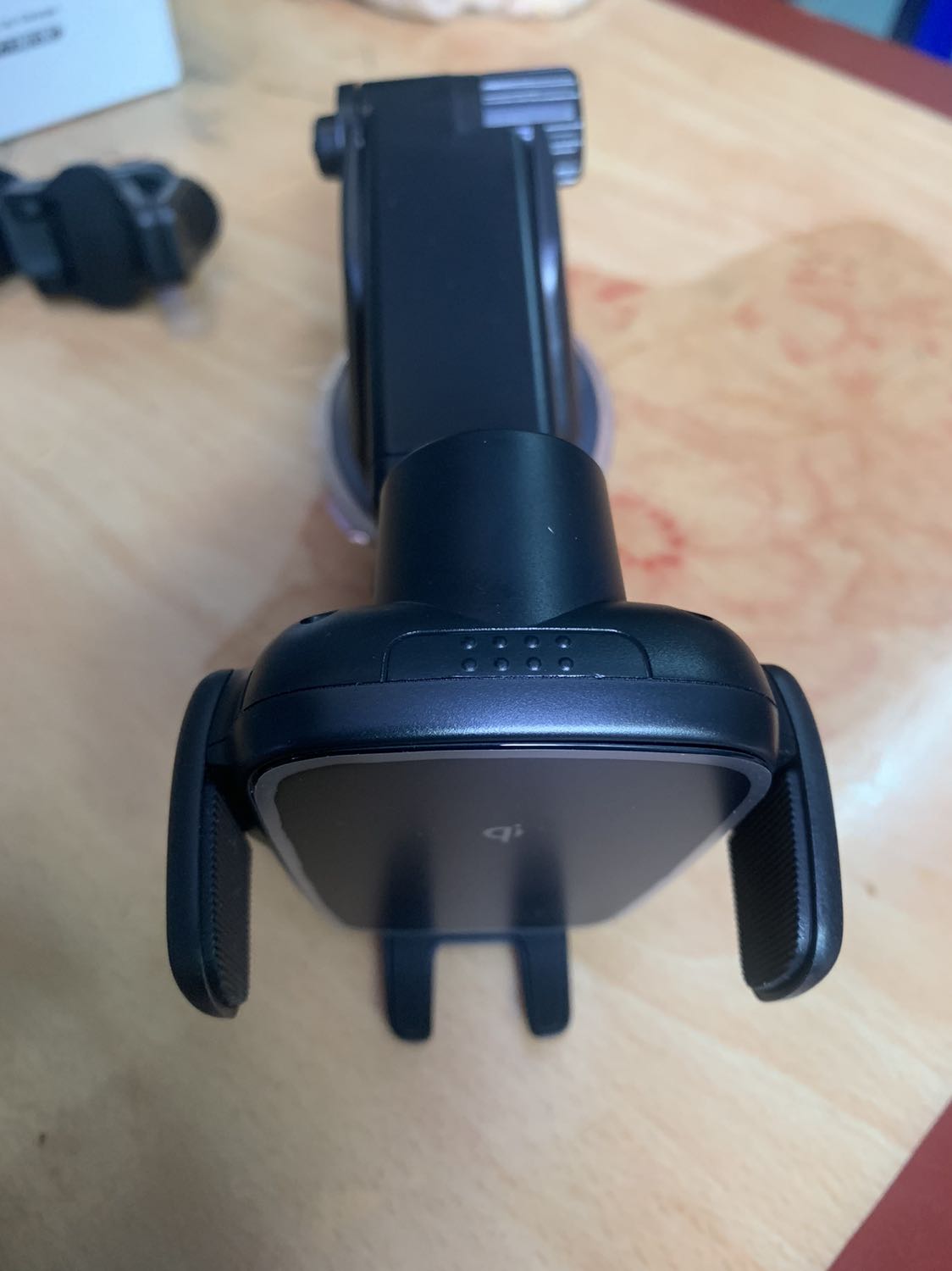 Xịn xò, giá duf cao nhưng đi cùng vs chât lượng
Kẹp lá thông gió hoặc dùng đế hít vào kiếng hoặc bề mặt.
Cảm ưng nhạy và cơ công năng sạc không dây
Mình ưng ý về sp