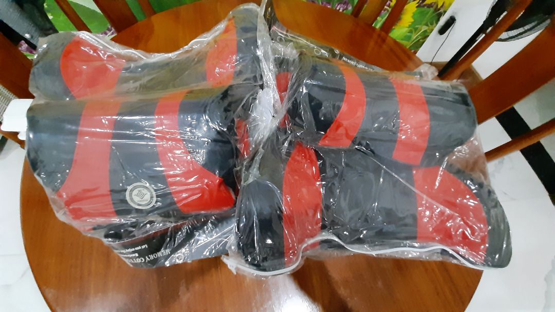 Có nhiều loại gối tựa lưng, có loại vải thoáng khí nhưng khi gối đầu vẫn chưa đủ độ mềm thật cần thiết để dễ chịu, mua đổi nhiều loại cũng khá tốn kém. Loại da mềm này mình ưng nhất, nên mua đủ cả 4 ghế trên xe.