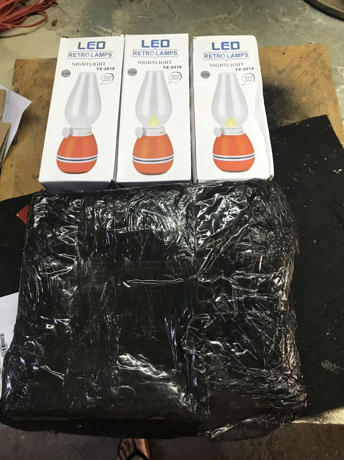 Bán thiếu sản phẩm mong shop giao đủ số lượng giúp mik , mik đặt 4 cái đèn mà shop chỉ giao có 3 mà vẫn tính tiền 4 sản phẩm yêu cầu shop giao lại đủ giúp mik