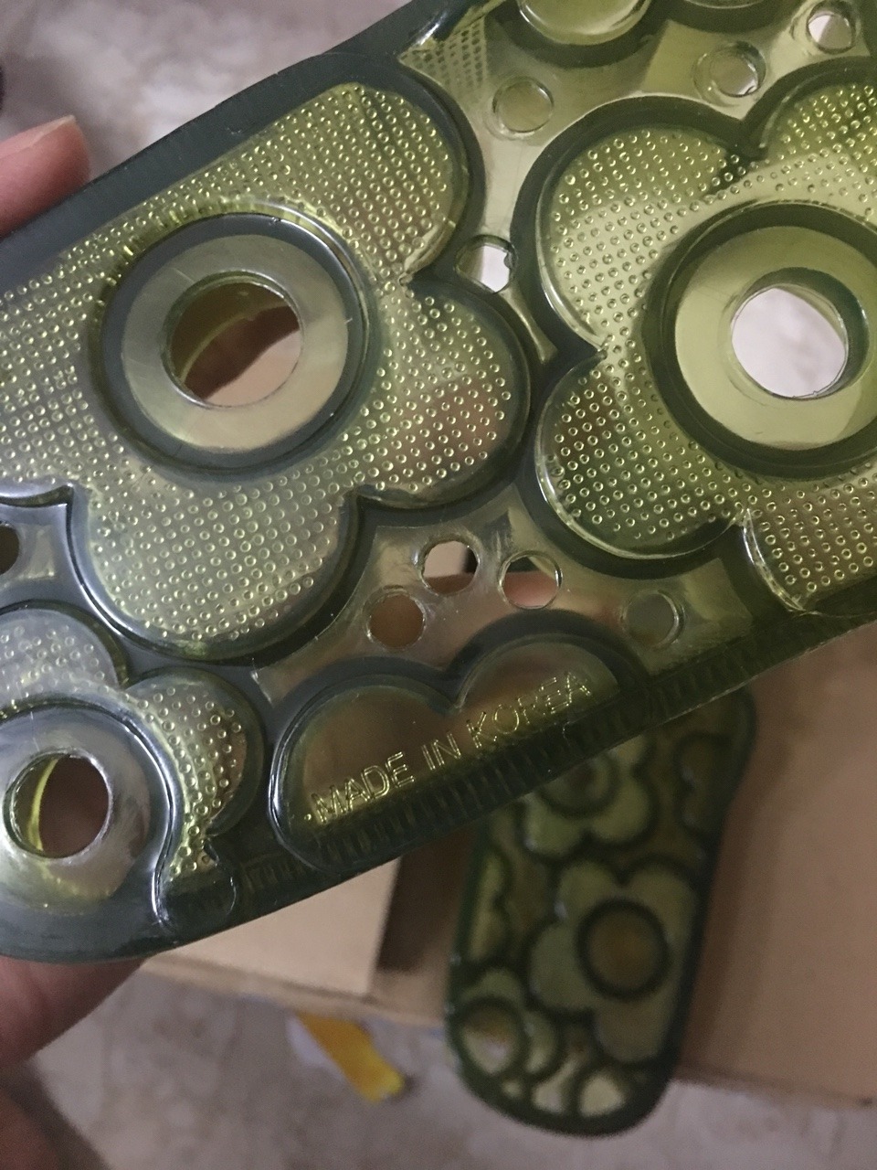 Hàng chuẩn nhập khẩu chính hãng. Dép chắc chắn , nhựa mềm dày dặn, có dập nổi chữ Made in korea bên dưới. Trước mình có mua bên sàn khác mà chắc chỉ là hàng nhái, chất lượng kém quá, không thể bằng hàng Tiki.