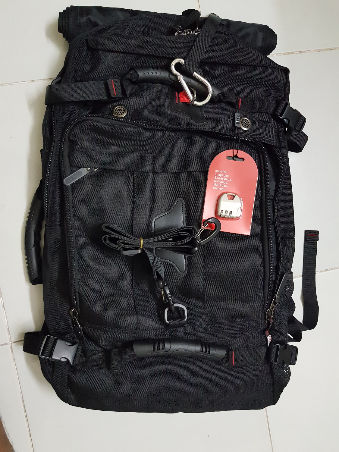 Balo vải cũng ok. Bên trong ko dày như mong đợi. Đựng được khá nhiều đi chơi 1 tuần hoặc hơn thoải mái. mang khá ôm đi lại thoải mái.
Điểm ko hài lòng là mấy chỗ móc dây làm bằng nhựa, khóa cho kèm theo để cho vui thôi.