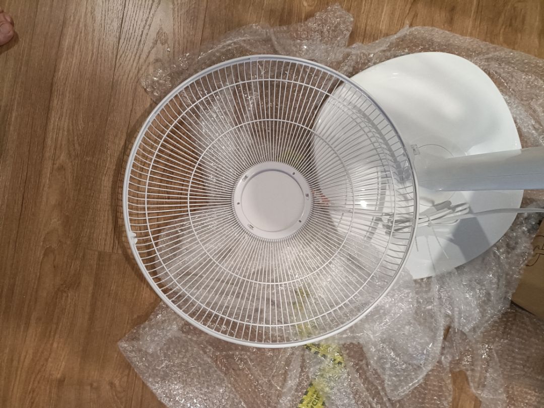Đã nhận hàng. Đóng gói rất tốt. Quạt đầy đủ các bộ phận, phụ kiện. Tuy nhiên không thể lắp được lồng quạt vì cứ lắp vào lại bật ra, các mấu giữ ở đai lồng rất kém. Đây là lần đầu tiên mua quạt thương hiệu Nhật mà thấy chất lượng hoàn thiện kém như vậy, chắc do sản xuất tại TQ. Đành lắp tạm dù bị hở lồng để dùng rồi gọi trung tâm bảo hành sau vậy. Năm ngoái cũng đã mua quạt Toshiba trên Tiki , bật lên đứng yên thì ọk nhưng khi quay tuốc năng kêu ken két dù kêu nhỏ nhưng ban đêm khi ngủ nghe rất khó chịu nếu cứ sử dụng. Cái này là sản xuất ở VN. Có lẽ lần sau không nên mua quạt Nhật trên mạng nữa mà ra cửa hàng chọn, kiểm tra cho chắc chắn.
