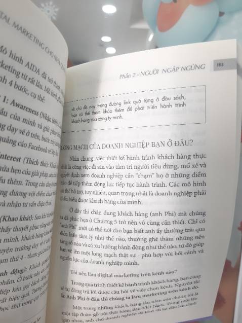 Giao hàng nhanh, sách rất đẹp và mãi cực xinh, luôn thích sách của GIVER nên em này ra là mình hốt ẻm liền.
Sách viết chi tiết các nỗi đau của nhà quản lý về Digital, rồi giải quyết các nỗi đau đó một cách hợp lý và vô cùng êm ái.
Một cuốn sách đáng đọc, cảm ơn tác giả.