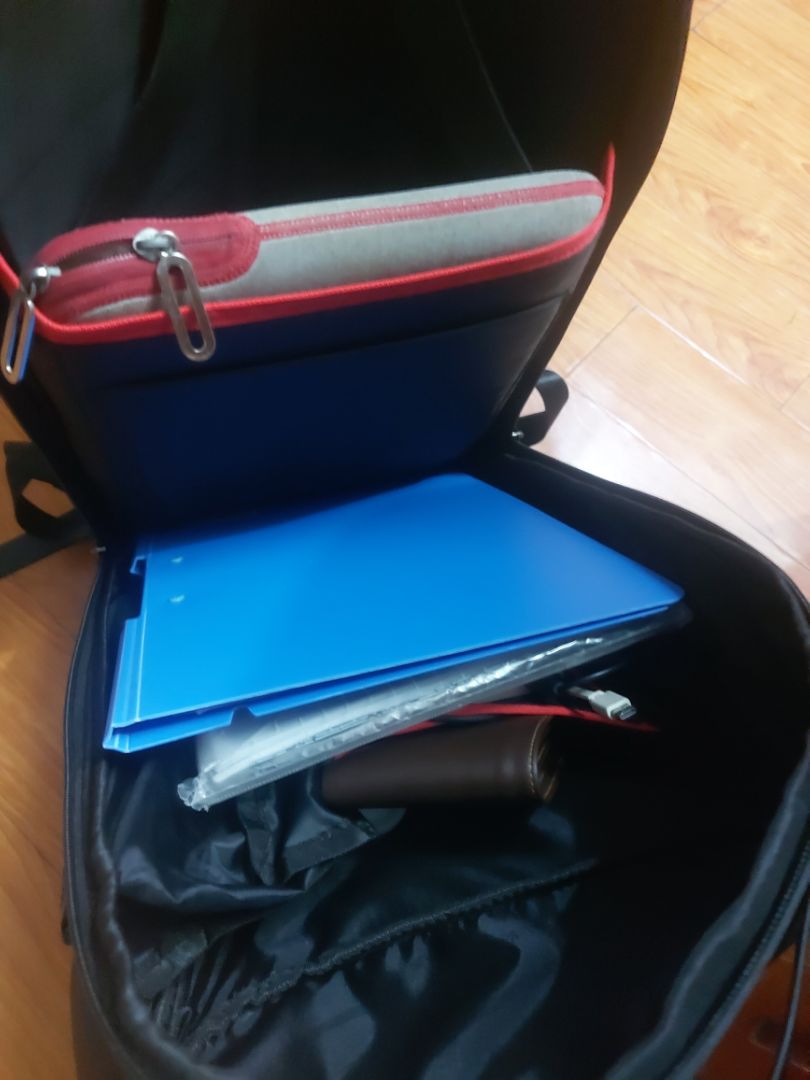 cặp đẹp, rộng rãi, có ổ sạc