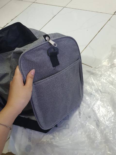 Túi chắn chắn. Đường may đẹp. Có ngăn để giày. Bên trong có ngăn nhỏ đựng đồ linh tinh. Nói chung là ổn. Nhưng nó hơi nhỏ so vs mình mong đợi.