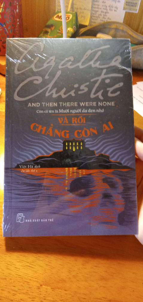 Bề ngoài sách đẹp quá trời luôn á, sách mới nguyên seal không móp méo hay bị lỗi gì cả. Nội dung sách thì khỏi phải bàn rồi. Ai fan trinh thám thì mình recommend mua nha....