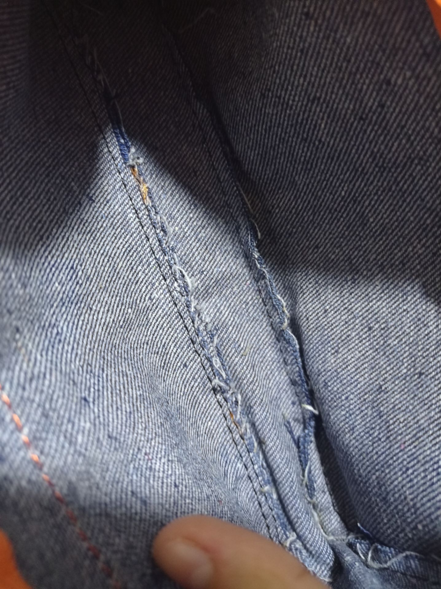 mình mong đợi được nhận hình con mèo hello tumblr, nhưng trúng mẫu khác (bùn chút:(. tuy nhiên thì vải bóp viết mình ưng lắm💛 dây kéo chắc chắn, ko bị lỏng lẻo. hộp bút to, đựng vừa máy tính Casio. bên trong có chỉ thừa, nhưng ko ảnh hưởng đến bề mặt bên ngoài (mình thì cắt ✂️ bớt chỉ thừa đi). giao hàng sớm hơn dự kiến💙
ps: chắc để gắn móc khoá hay ghim mèo lên cho cute hơn=))