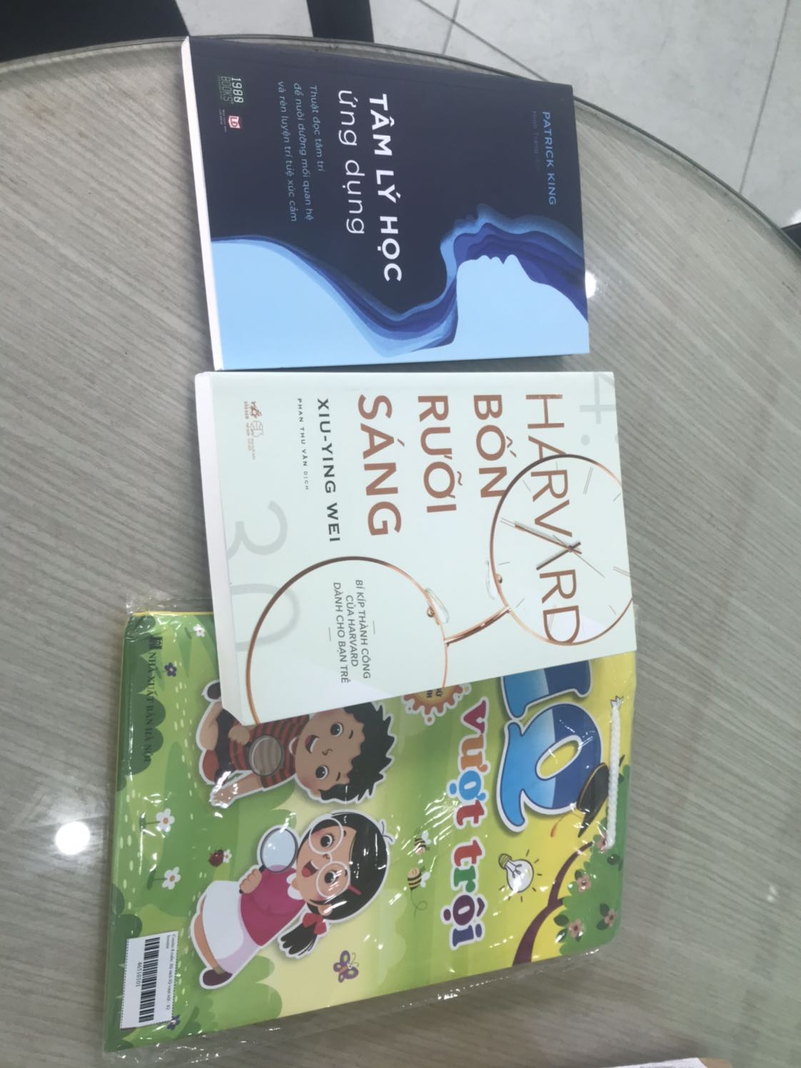 Nhìn sơ qua mục lục thì khá ổn. Bìa đẹp, mực in cũng rõ tuy chữ hơi nhỏ. Có điều Tiki nên làm việc lại với bên giao hàng. Kiện hàng giao mà k ra hình thù như thế này là k chấp nhận được rồi. Điểm trừ vận chuyển. Với lại sách nên gói bằng 1 lớp nilong chứ để k gãy gáy và ẩm hết giấy