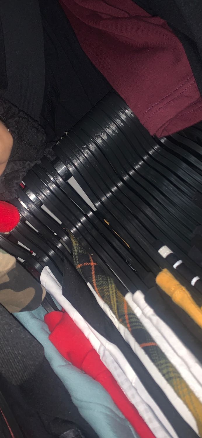 Móc nhựa dẻo, nhưng đừng treo quần ướt quá nặng,nên dùng treo đồ khô, phơi nắng móc sẽ giòn và dễ dãy hơn