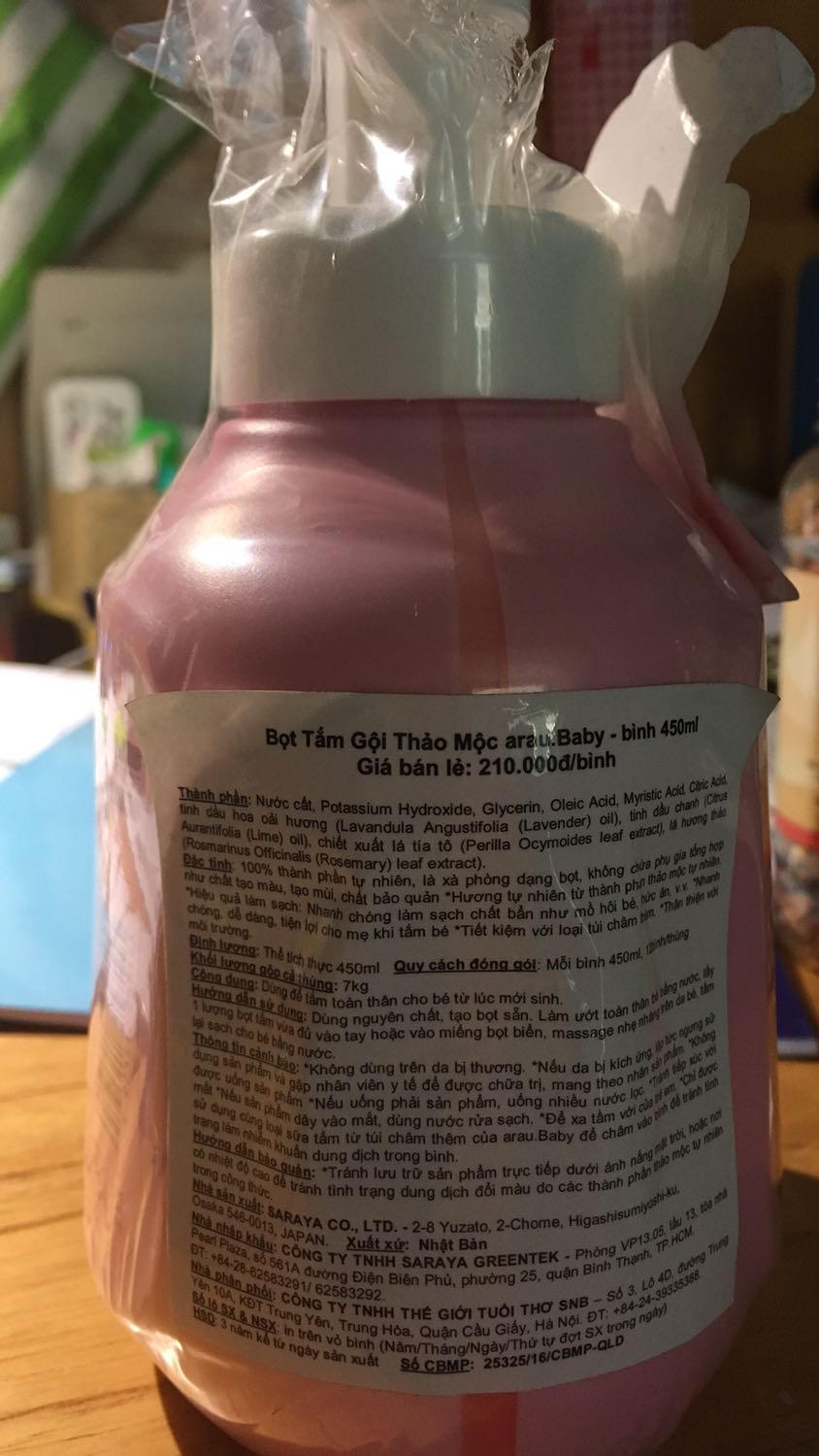 Giao hàng đóng gói cẩn thận. Bình tạo bọt mịn, mùi thơm nhẹ, mùi cuối ngửi kĩ thấy cảm giác hơi hăng hăng. Hạn dùng 3 năm từ ngày sản xuất, mà tìm hoài không biết ngày sản xuất là ngày nào, trên chai không thấy đề
