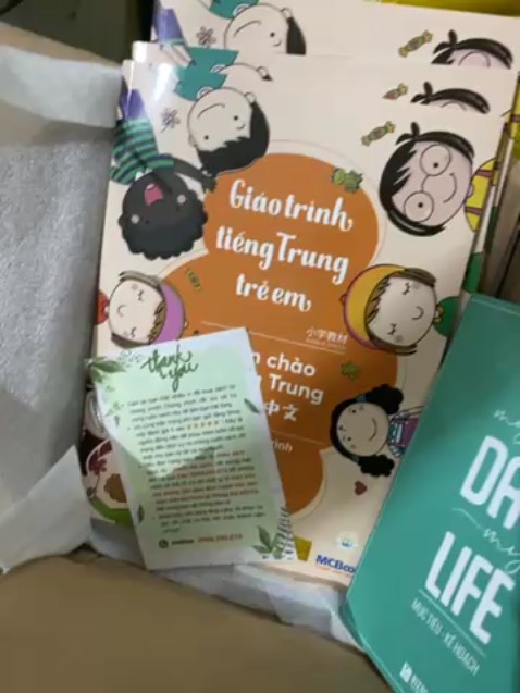 Shop giao hàng nhanh, đúng mẫu, giấy đẹp, có quà tặng thêm , cám ơn shop