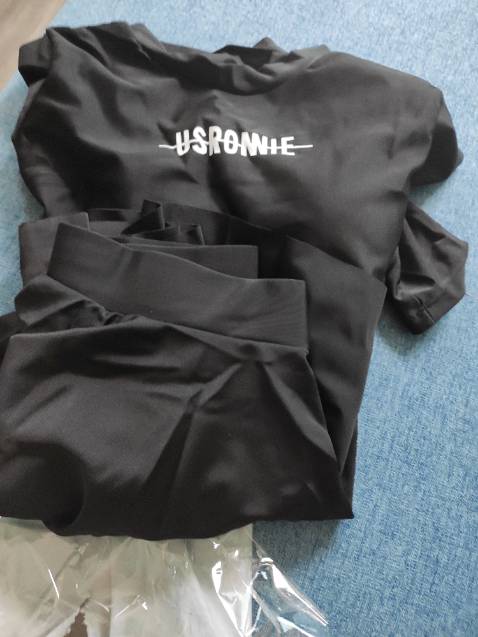 hàng giống hình và mô tả, đường may chắc chắn, có quần ở trong váy, có mút đệm ngực, đó giờ chưa bận tay dài nên thấy tay áo hơi bó xíu. Đóng gói giao hàng nhanh dã man, rất đáng mua