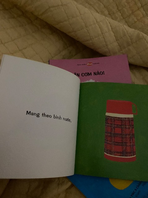 Phương châm của nhà mình là con đọc sách vui vẻ, tự phát huy sáng tạo, quan sát chứ ko đặt nặng học kĩ năng hay kiến thức. và mình thấy sách bên này phong cách nhật bản rất hay, phù hợp tâm lí các bạn nên con thích lắm