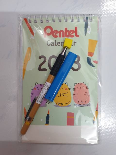 Viết đẹp, ngòi cứng cáp, còn được tặng quyển lịch nhỏ xinh.