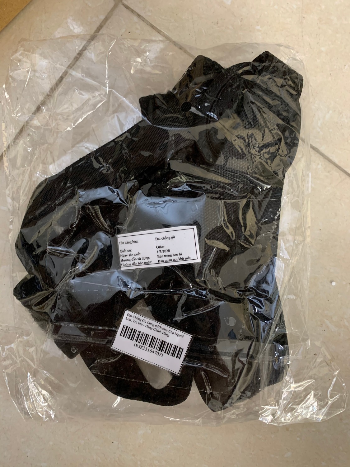 Tôi mua sản phẩm đai chống gù nổi tiếng của hãng miDoctor nhưng lại quên không để ý nhà cung cấp nên lỡ chọn shop Tâm Thành mà không bấm chọn miDoctor nên mua phải hàng giả hàng nhái. 
mấy bạn bên tiki cứ đùn đẩy trách nhiệm không ai chịu nhận
t đã liên hệ với hãng miDoctor thì được họ giải đáp rất chu đáo
mọi người mua hàng cẩn thận nha, phải chọn đúng nhà cung cấp là miDoctor không thì tiền mất tật mang
thật sự rất thất vọng về cách hành xử của tiki về vấn đề sản phẩm chính hãng
đùi đẩy trách nhiệm mà vẫn để cái shop Tâm Thành hoạt động