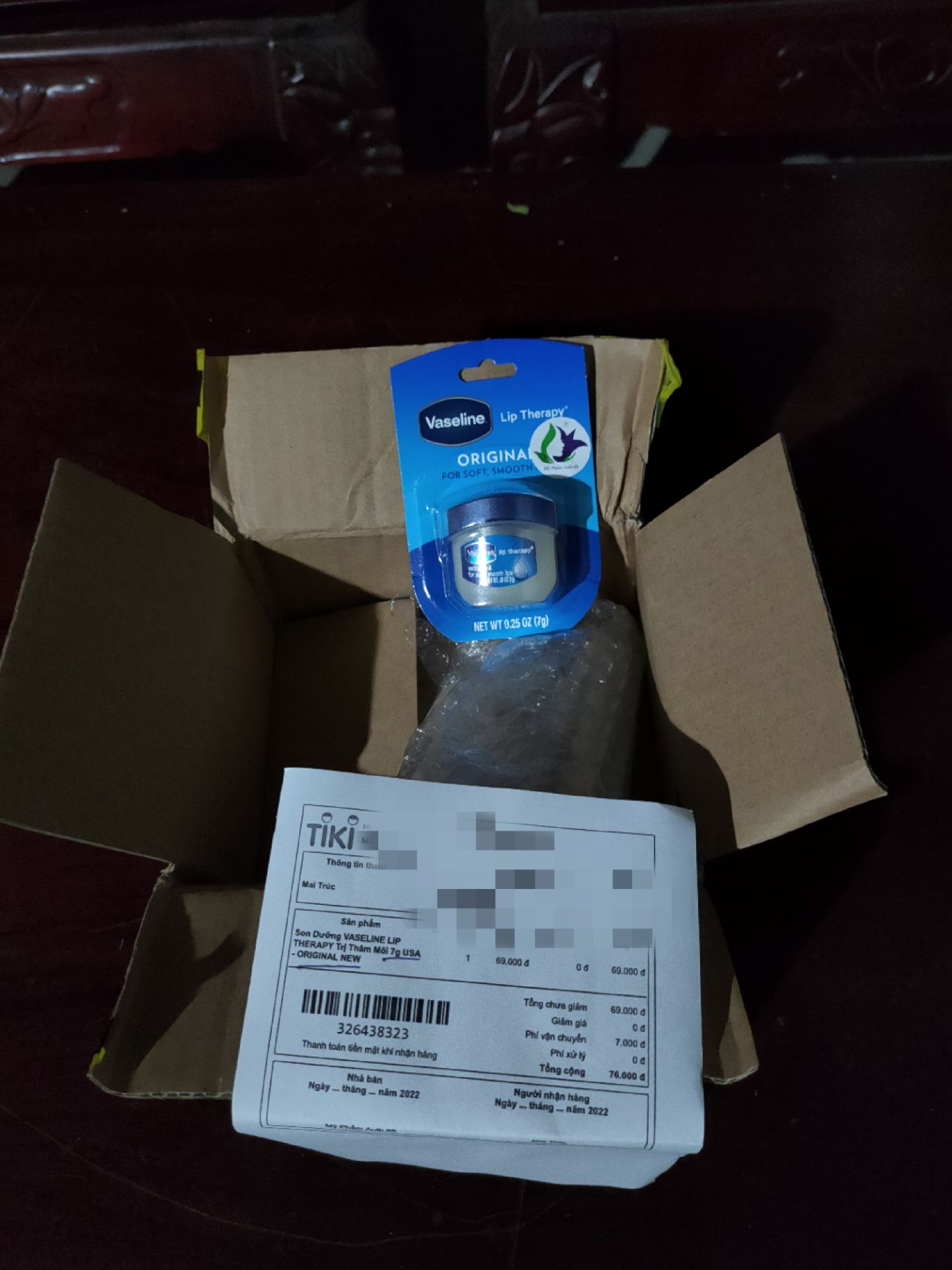 sản phẩm mình check mã và hạn sử dụng ok nha, nhưng ko biết sao mình bôi lên môi ko đc bóng cho lắm