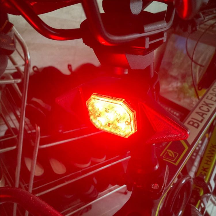 Sản phẩm tiện dụng. Xi nhan rất được nhưng đèn báo đỏ phía sau thì có lúc lên lúc không. Với lại hơi khó để thấy trên điều khiển là đang xi nhan phải hay trái vào ban ngày.