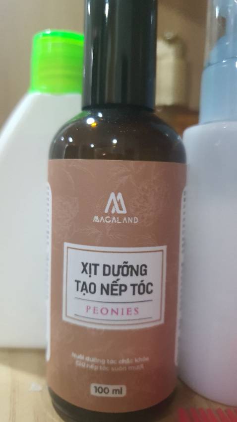 Xịt tóc khô cứng, rít như có keo vậy