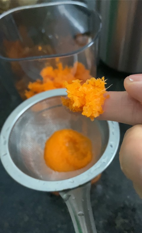 Máy ép nước còn sót lại quá nhiều bã lợn cợn khó chịu.
Ép thử có 1 củ cà rốt mà bã như hình. Bã ép lại lần 2 vẫn còn khá nước. Đã check cẩn thận nút cao su ngăn bã.
Đã liên hệ shop mấy ngày nhưng chưa có phản hồi. Đề nghị shop liên hệ lại xử lý sớm !