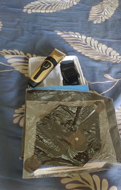 Ấn tượng là rất nhiều phụ kiện kèm theo, máy bóng loáng. Hàng chính hãng Damas, có phiếu bảo hành 12 tháng rất uy tín. Cầm nhẹ tay, dễ sử dụng