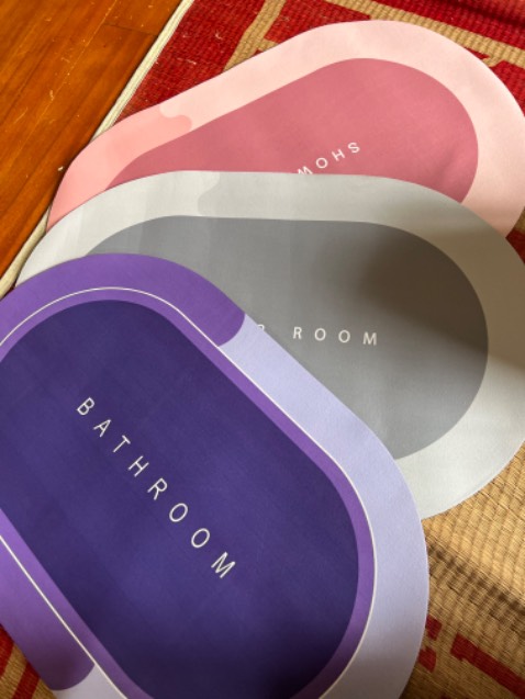 Thảm đẹp, chống trượt tốt, chọn ba cái gửi 3 màu khác nhau. Nhưng mình so sánh với cái thảm 40k mẹ mình mua ngoài chợ thì không khác gì mấy 🥲