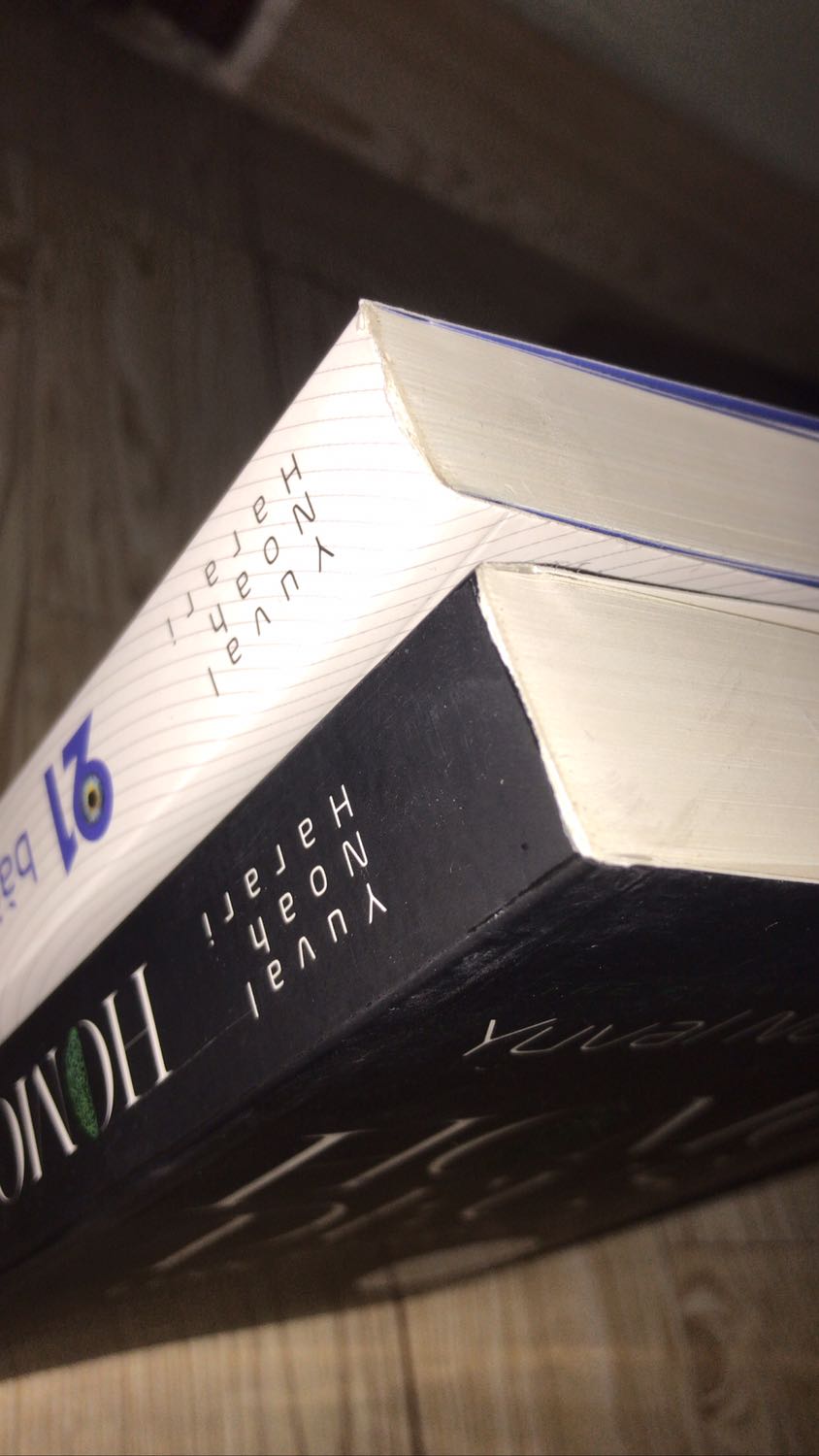 Giấy mịn, đẹp. Tuy nhiên, bìa sách hơi bụi nhẹ, mình đặt từ ngoài HN vô, vận chuyển qua nhiều nơi khiến 1 phần góc sách và mép bị quăn, do sách không được bọc kỹ, chỉ để cuốn sách trơn trong box tiki thôi :< box thì bị móp và rách nặng. 
Khuyên mọi người nên đặt gần, giao nhanh với để tránh vận chuyển nhiều gây hư hao sách, tiếc lắm :