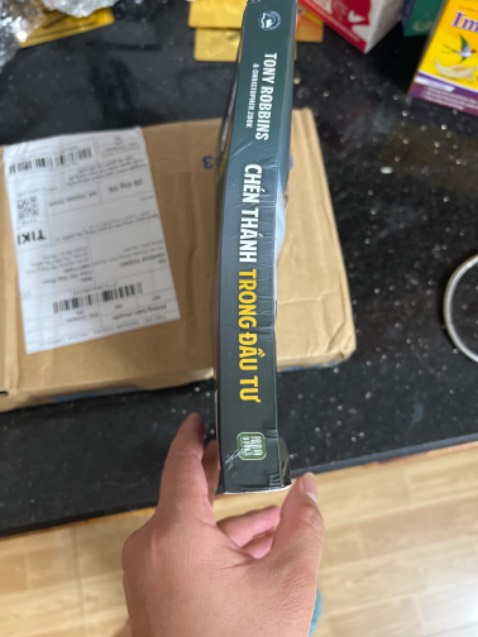 Sách bị cong và nát bìa. Lần đầu thấy ko hài lòng