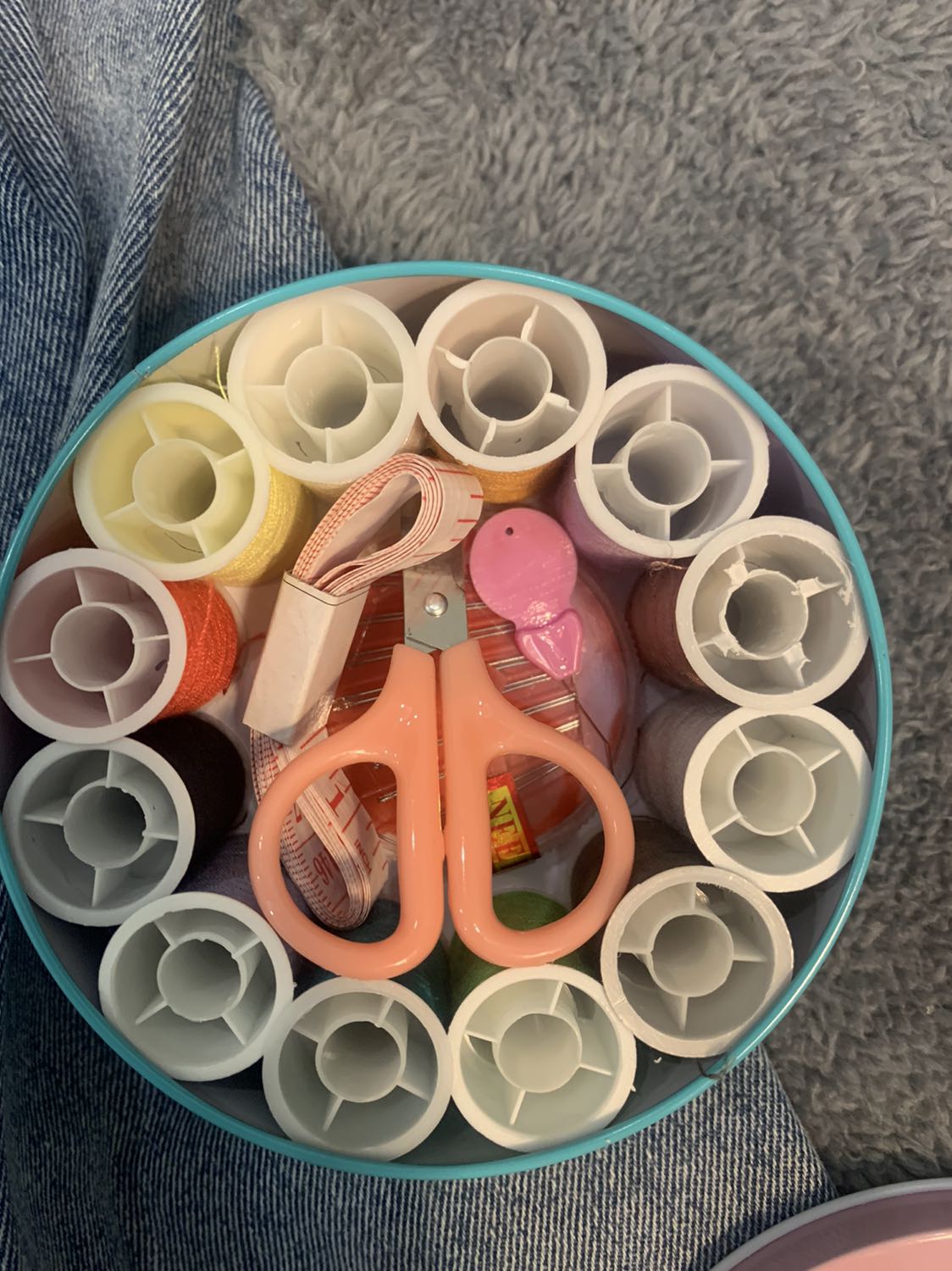 Tất cả đều ok, chỉ hơi mỏng, nhiều kim, nhiều màu chỉ, dễ dùng nhưng kéo cắt chỉ không được nhé, có để trang trí, hộp chứa rất đẹp