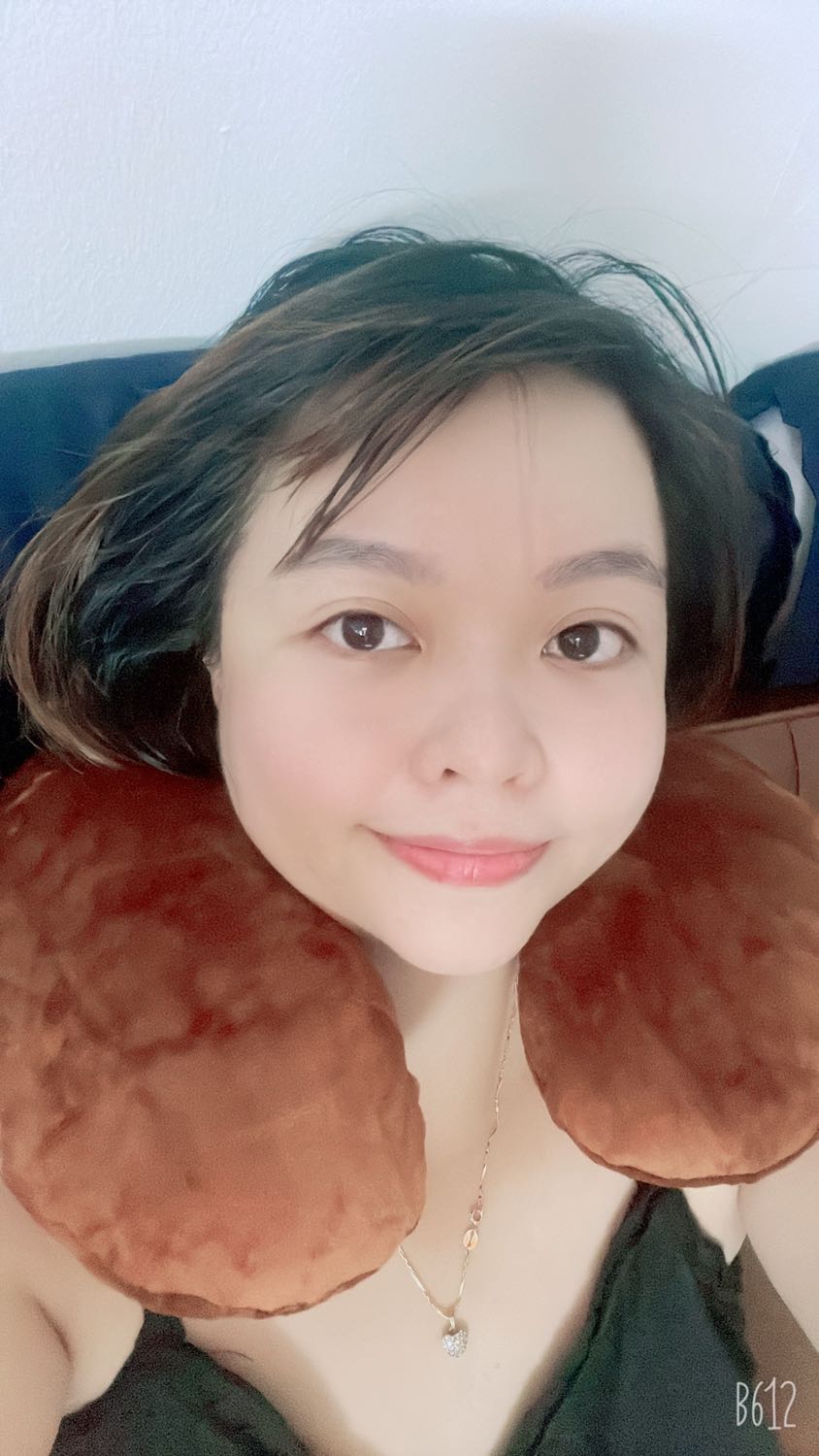 gối ôm cổ bằng nhung êm mịn lắm. Nhìn hình nhỏ chứ ôm vô cổ bao hết đầu tựa đã lắm luôn. giá vậy mình thấy khá rẻ. mn nên mua