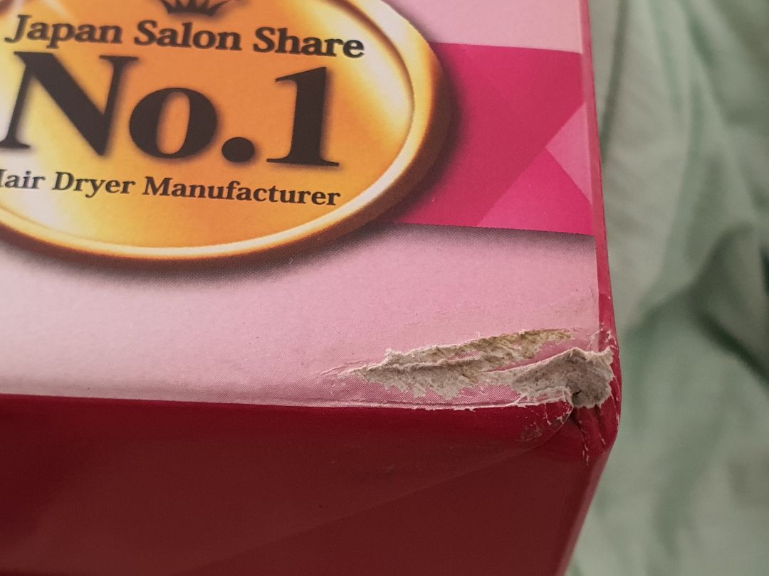 nhận được cái hộp nhìn  bị trày hết 1 góc, hi vọng k sai, nhưng mở ra thì thấy máy như sử dụng rồi, trày, tay cầm thì bị tét ra, mở ra cầm thì tét to hơn. Hàng mắc tiền mà như đồ mã vậy! yêu cầu tiki hoàn tiền, mình mua cái khác!