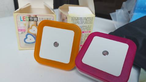 Sản phẩm của tila shop rất tốt, mình mua lần thứ 2 rồi vẫn ưng ý nhé, chúc shop bán được nhiều hàng, cảm ơn tiki và tila shop.
Đóng gói cẩn thận, còn nguyên siêu. màu đèn dễ thương, cảm ứng tốt, giá cho 2 sản phẩm này như vậy là rất ổn, mình mua về dùng làm đèn ngủ buổi tối rất là đẹp luôn, cực kỳ hài lòng với sản phẩm này