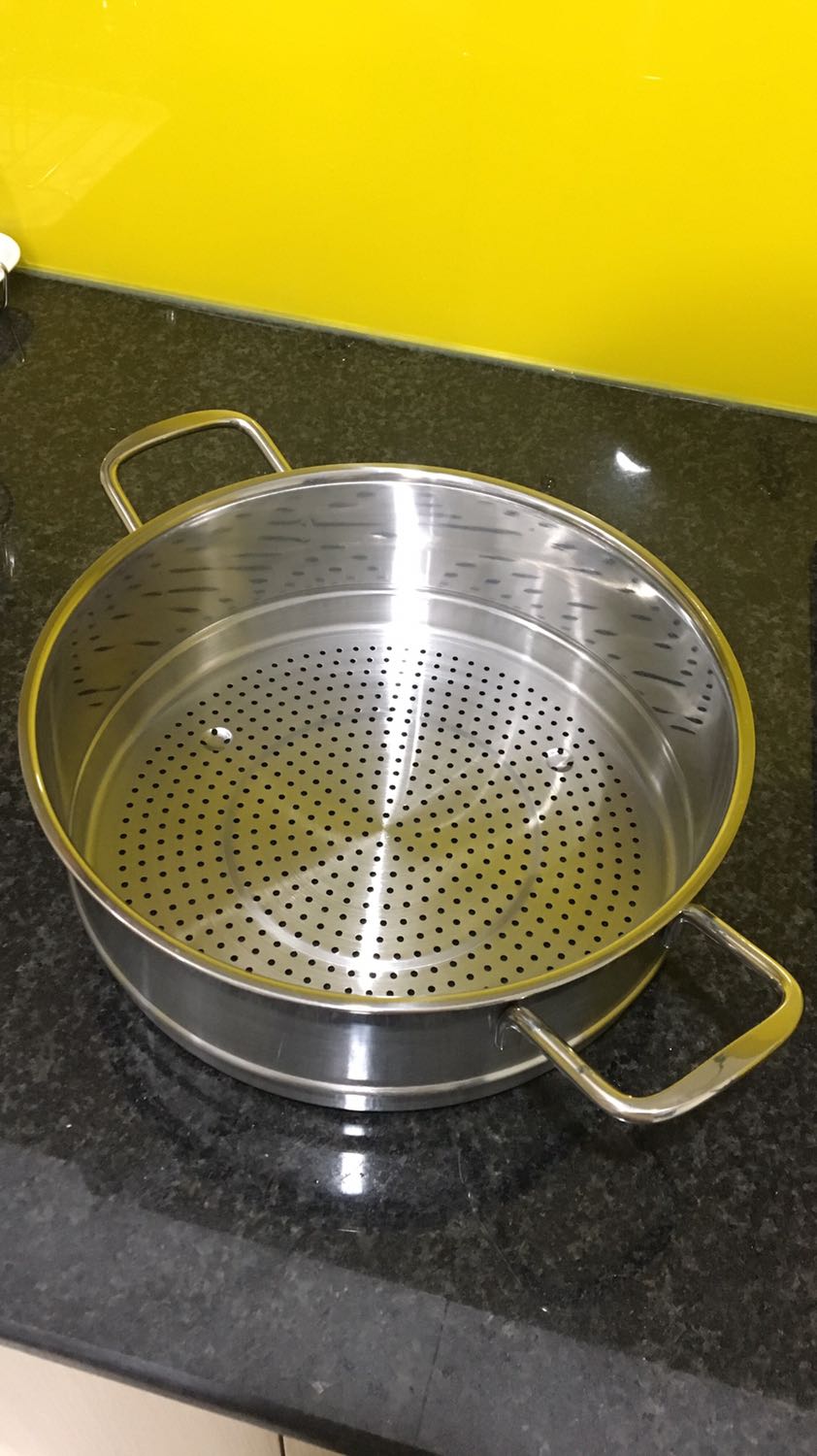 Sản phẩm giống hình. Bóng đẹp. Chất lượng  dày dặn. Rất ưng ý. Vì mình đã có một nồi 26 cm rùi nên lần này chỉ mua xửng hấp thui, rất vừa vặn với nồi hiện tại mình có. Vì xửng hấp này có bán lẻ nên mình đã tiết kiệm tiền mua