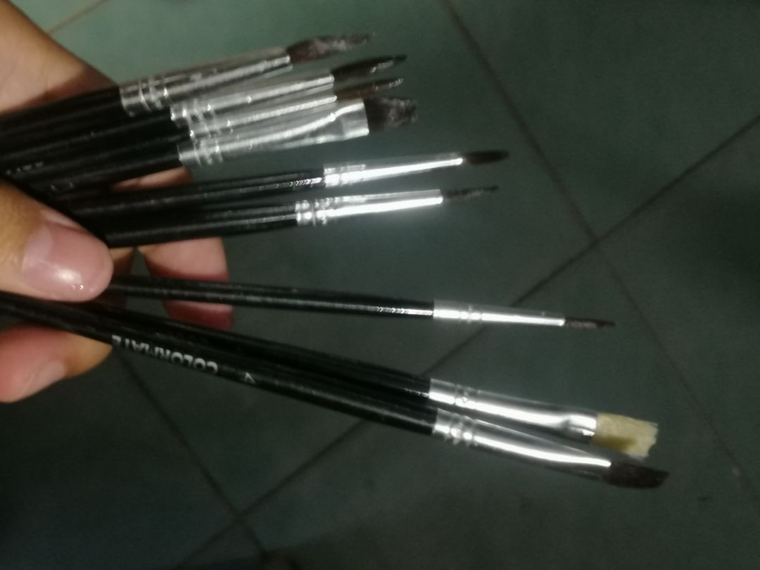 Lúc mới mua cọ vẽ hơi cứng, ngâm nước xong mèm hẳn ra, rất êm, rất thích!