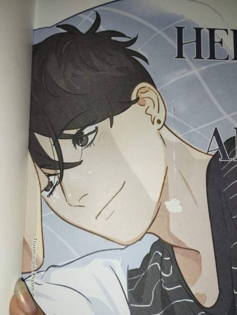 Lần thứ nhất giao móp cạnh bookmark bị rách làm đôi, đổi trả lần thứ 2 còn đóng gói sơ sài hơn lần thứ nhất, bìa vẫn bẩn, cạnh vẫn móp, bookmark thì ko biết dính cái gì mà bám chặt vào trang giấy dù đã cố bóc ra cẩn thận nhưng giấy vẫn bị xước và bookmark thì vừa bẩn vì df. Chán chả muốn đổi nữa, ncl thất vọng chàn chề. Bạn nào muốn mua nên cân nhắc còn nếu muốn *** nhân phẩm thì hãy mua để và cảm nhận....