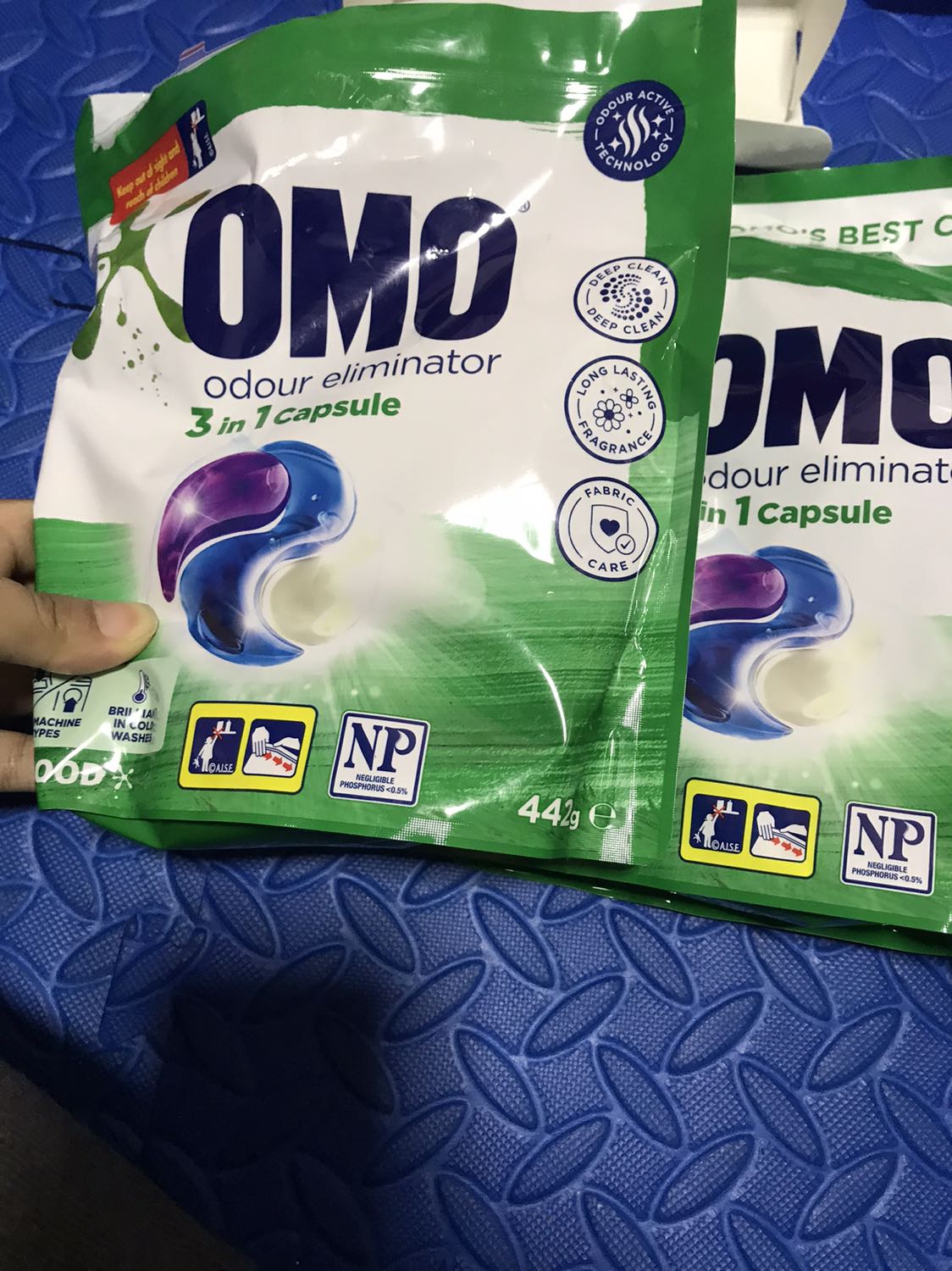 Shop đóng gói cẩn thận. Giao hàng nhanh. Chỉ cần thả 1 viên, thêm chút nước xả mà thơm nức mũo. Thơm hơn loại nước giặt cùng hãng. Mỗi tội hơi đắt. Ua còn đv tặng kèm 1 khăn tắm và 8 đĩa lúa mạch