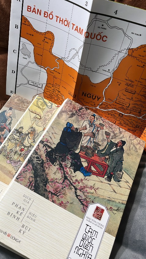 Có kèm theo bản đồ in màu của Tam Quốc, dễ quan sát các cuộc chiến thông qua bản đồ khi đọc, bìa đẹp, nội dung quốc dân nên không cần bàn cãi. Gúttt
