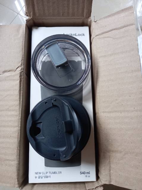 Bình nước đẹp, giữ nhiệt (nước đá) tốt, không bị đổ mồ hôi. Có 2 nắp để sử dụng linh hoạt. Bạn mình hỏi sao mua 2 cái bình cùng màu vậy :)))) Giao hàng nhanh, đóng gói kỹ.