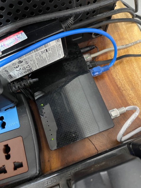 Mình cần setup gấp cho công ty, đến khi mua về cắm thì cả 2 cái đều không nhận, rút dây main cắm vào router chính thì lại ok. Không hiểu tại sao. Đèn thậm chí còn không nhấp nháy, mạng thì server nhận phải 10p mới được, toàn báo đang tìm ip... Không bao giờ mua Tenda nữa, giờ lại phải lận đận đi mua cục TP link ở cửa hàng -_-


Bên dưới là hình ảnh cục Tenda và cục TP Link cũ xì cũ mốc của Cty, TPLink ok, còn 2 cục tenda thì toàn báo lỗi!!!