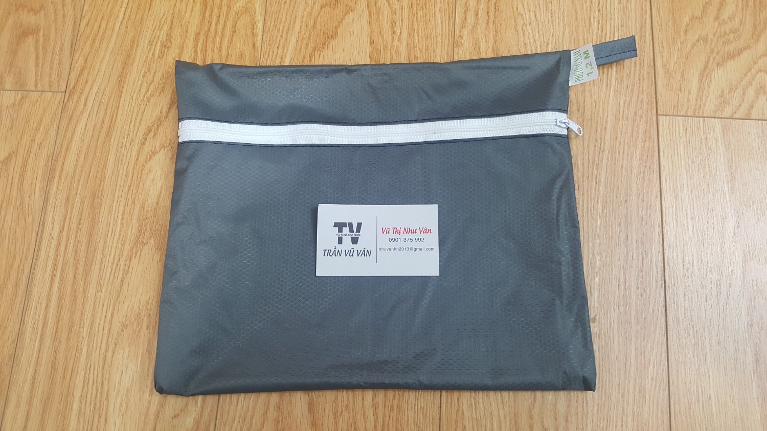 Áo mưa có chất vải chắc chắn, phần phéc mơ tuya cũng được làm chắc chắn và kéo lên xuống mượt. Sử dụng loại áo này tiện, che được đến dưới chân, cũng có dây ở phần cổ để dễ buộc lại. Thực sự sản phẩm này với mình là đã tốt rồi.