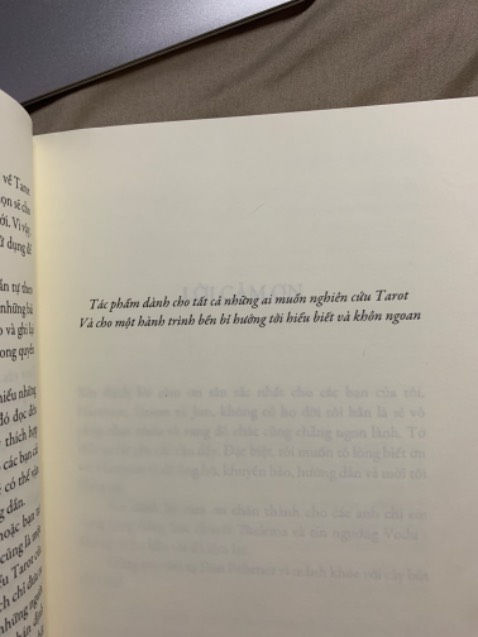 Đóng gói cẩn thận. Nhìn qua thấy sách chi tiết lắm. Có cả bài tập và hướng dẫn mình làm như thế nào luôn. Ai muốn bắt đầu học tarot thì tớ recommend mọi người lên mua