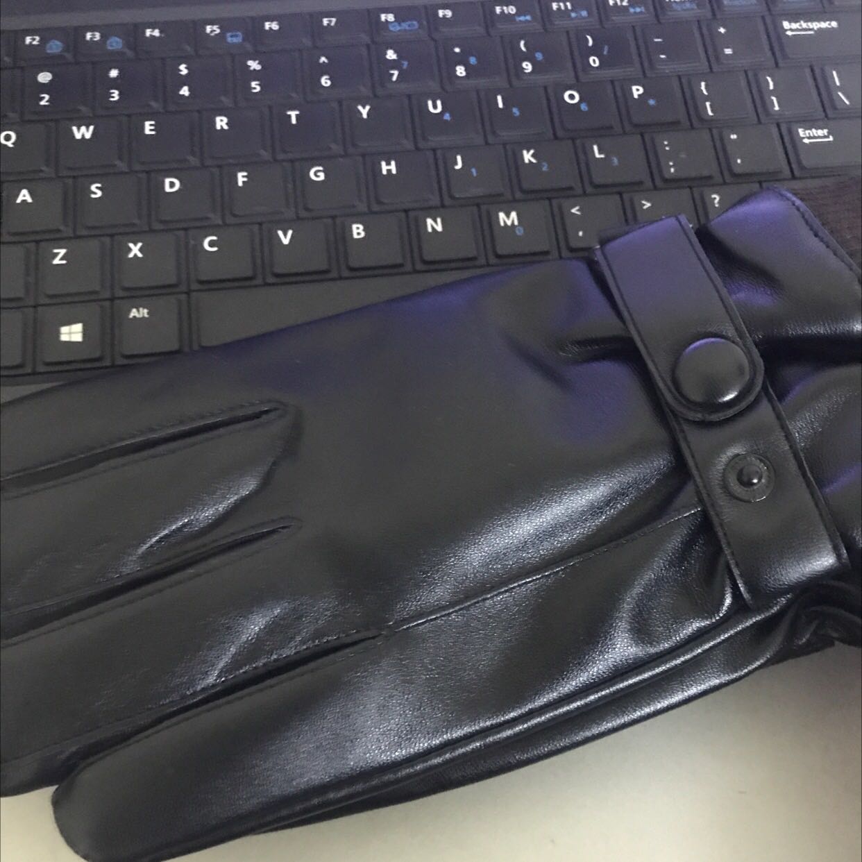 Găng tay da tốt dùng ok. Da mềm mại có lớp lót. Cảm ứng điện thoại tốt. Sản phẩm đáng mua. Ủng hộ dhop 5 sao. Cảm ơn shop.